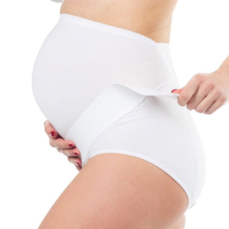 Culotte de grossesse blanche, réglable. Vue latérale d'une femme enceinte. Ceinture abdominale réglable.