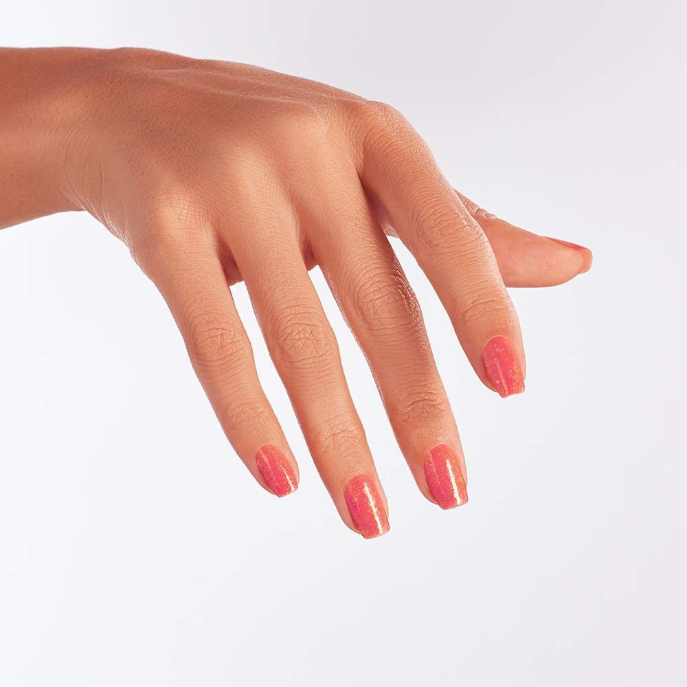 Hand met gelakte nagels. Roze glitter nagellak. Witte achtergrond.