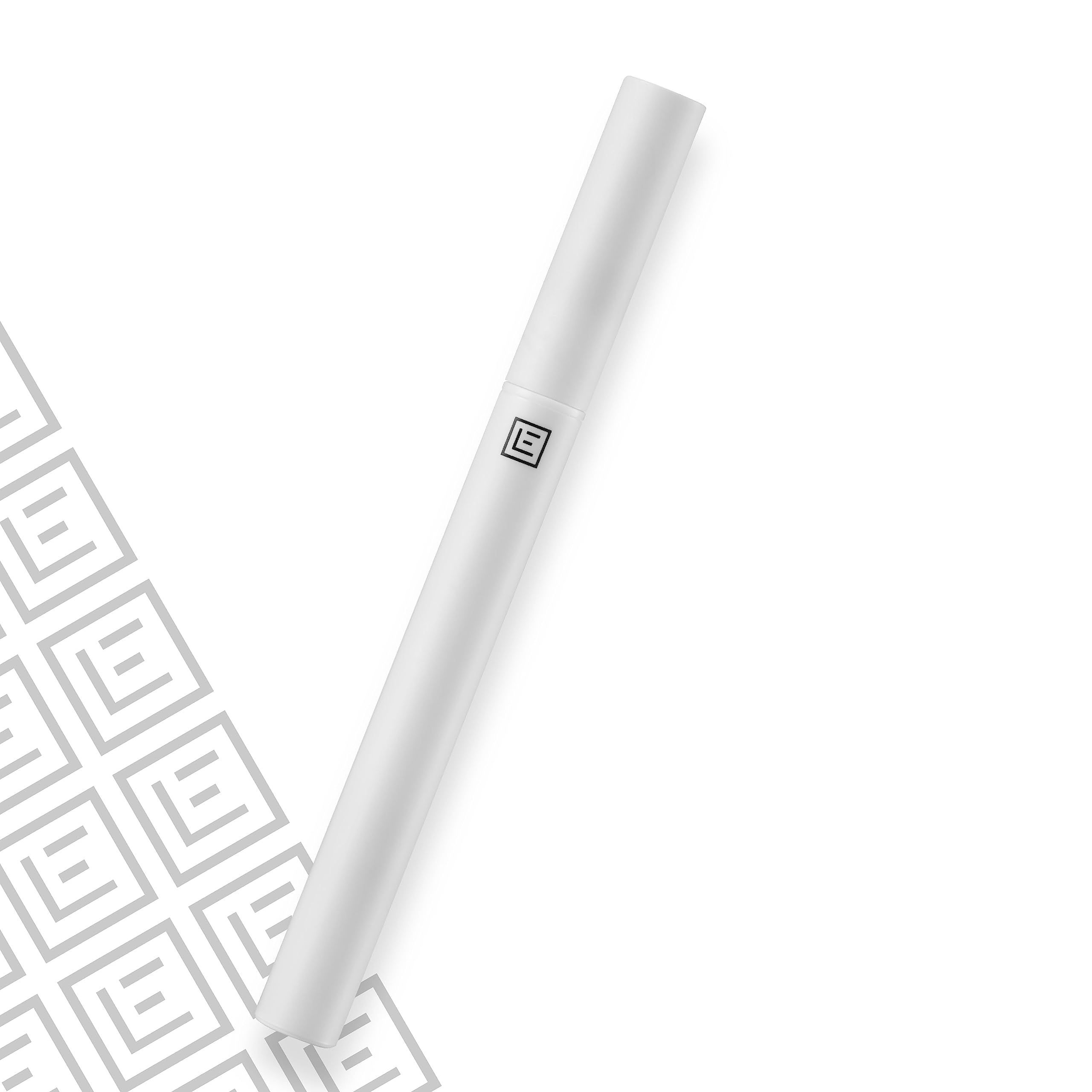 Stylo blanc avec logo noir. Logo Eylure. Sur fond blanc avec motif gris.