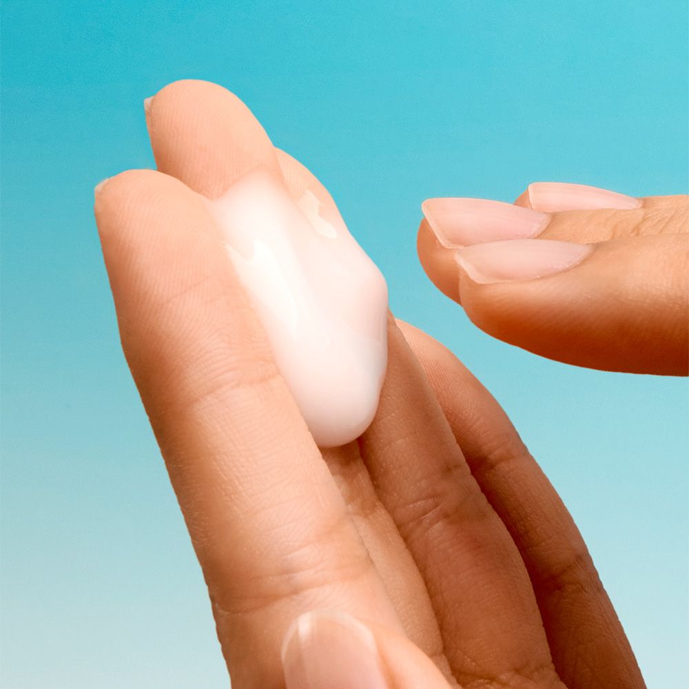Une paume avec de la crème Numbuzin Pantothenic B5 touchée par un doigt.