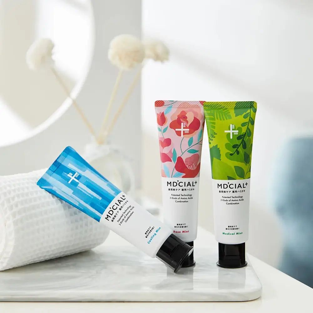 Trois tubes de dentifrice MD'CIAL+. Designs variés. Inscription Medical Mint, Cooling Mint, Rose Mint. Bouchons noirs.