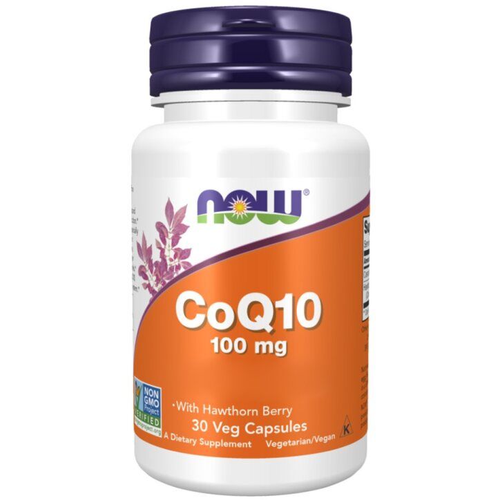 Witte fles met paarse dop. Label met tekst: CoQ10 100 mg, 30 Veg Capsules. Merk: NOW. Vegan-zegel.