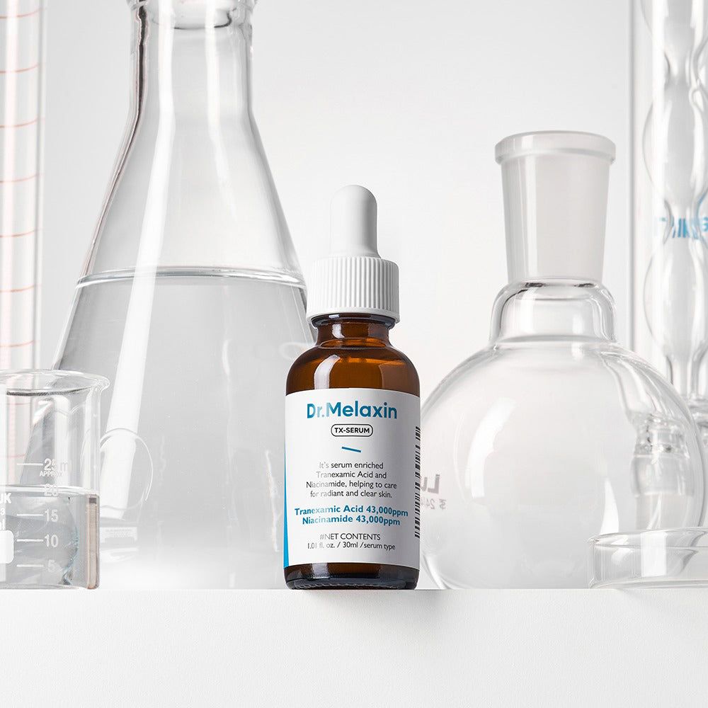 Flacon de Dr. Melaxin TX Sérum entre des appareils de laboratoire. Verre brun avec pipette.