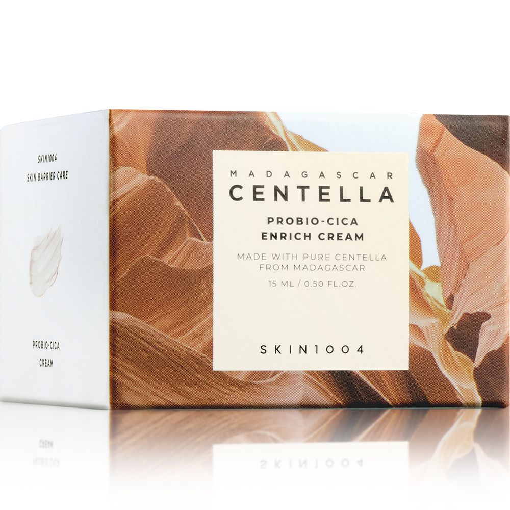 Emballage en carton avec le nom du produit : MADAGASCAR CENTELLA PROBIO-CICA ENRICH CREAM. Marque : SKIN1004. Fond : paysage.