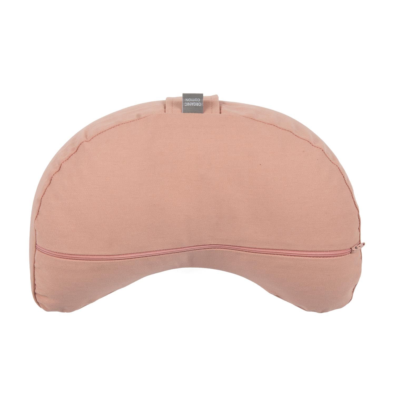 Coussin de méditation rose, forme demi-lune, avec fermeture éclair visible et une petite étiquette.