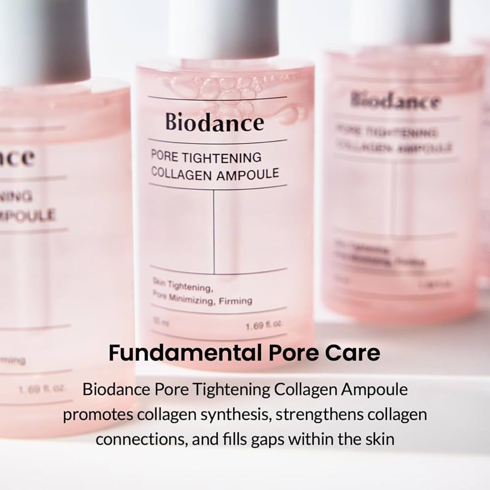 Meerdere roze flessen met witte dop. Opschrift: Biodance Pore Tightening Collagen Ampoule. Tekst eronder.
