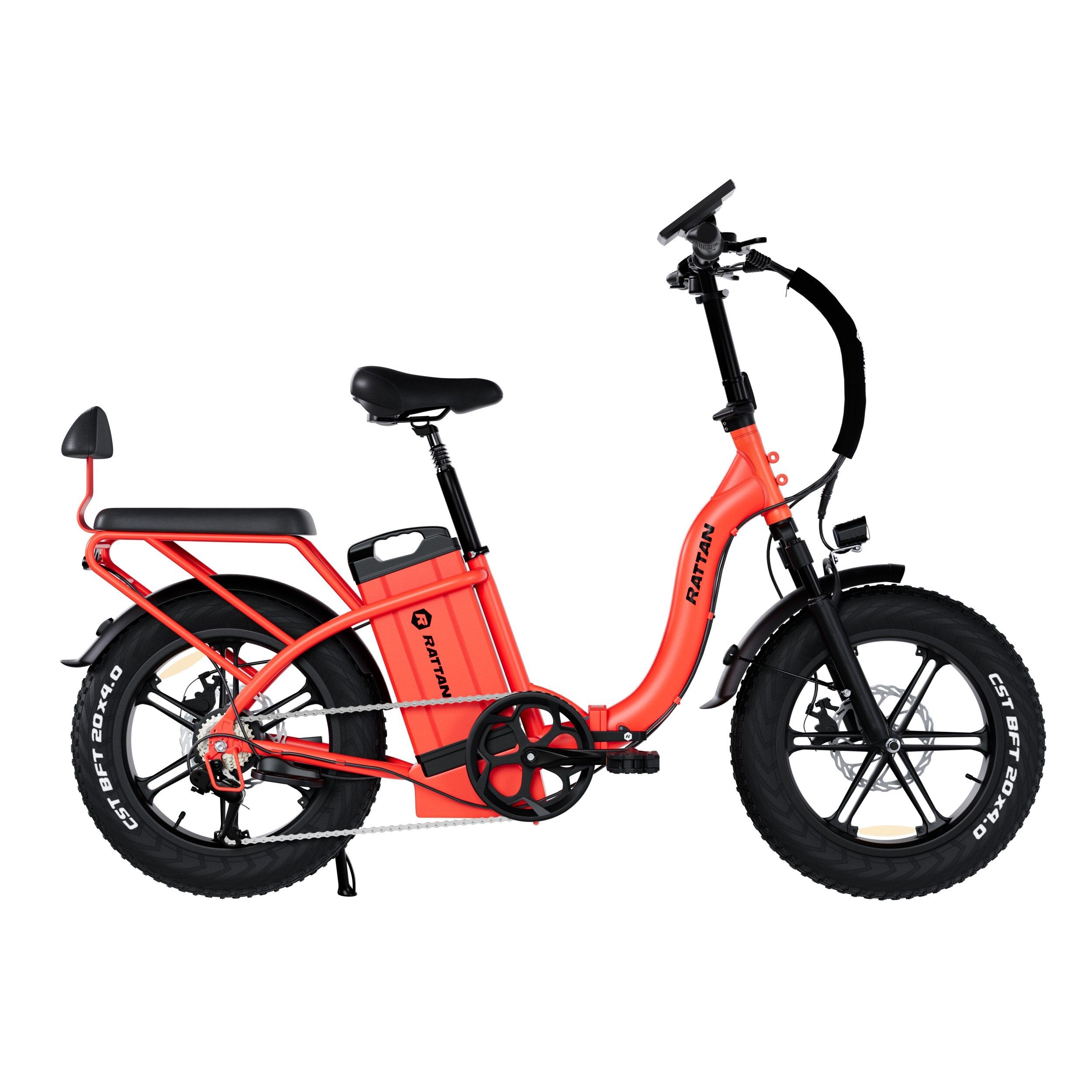 Vélo électrique rouge avec selle et pneus noirs. Porte-bagages et siège passager. Marque RATTAN.