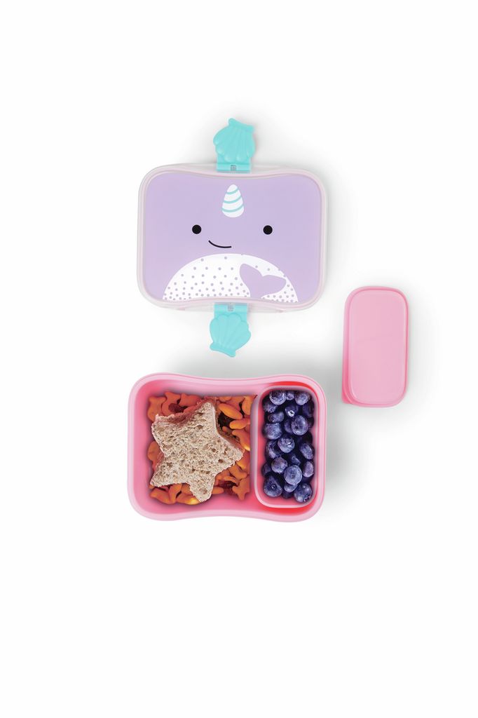 Open lunchbox met narwal-motief. Roze bakje met eten: brood, wortels, blauwe bessen. Klein roze bakje.