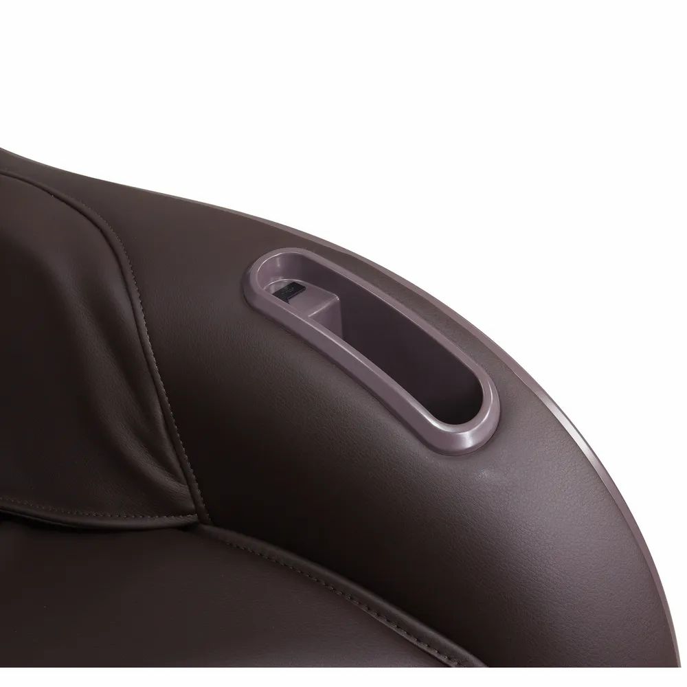 Fauteuil de massage, détail de l'accoudoir. Similicuir marron, commandes intégrées.