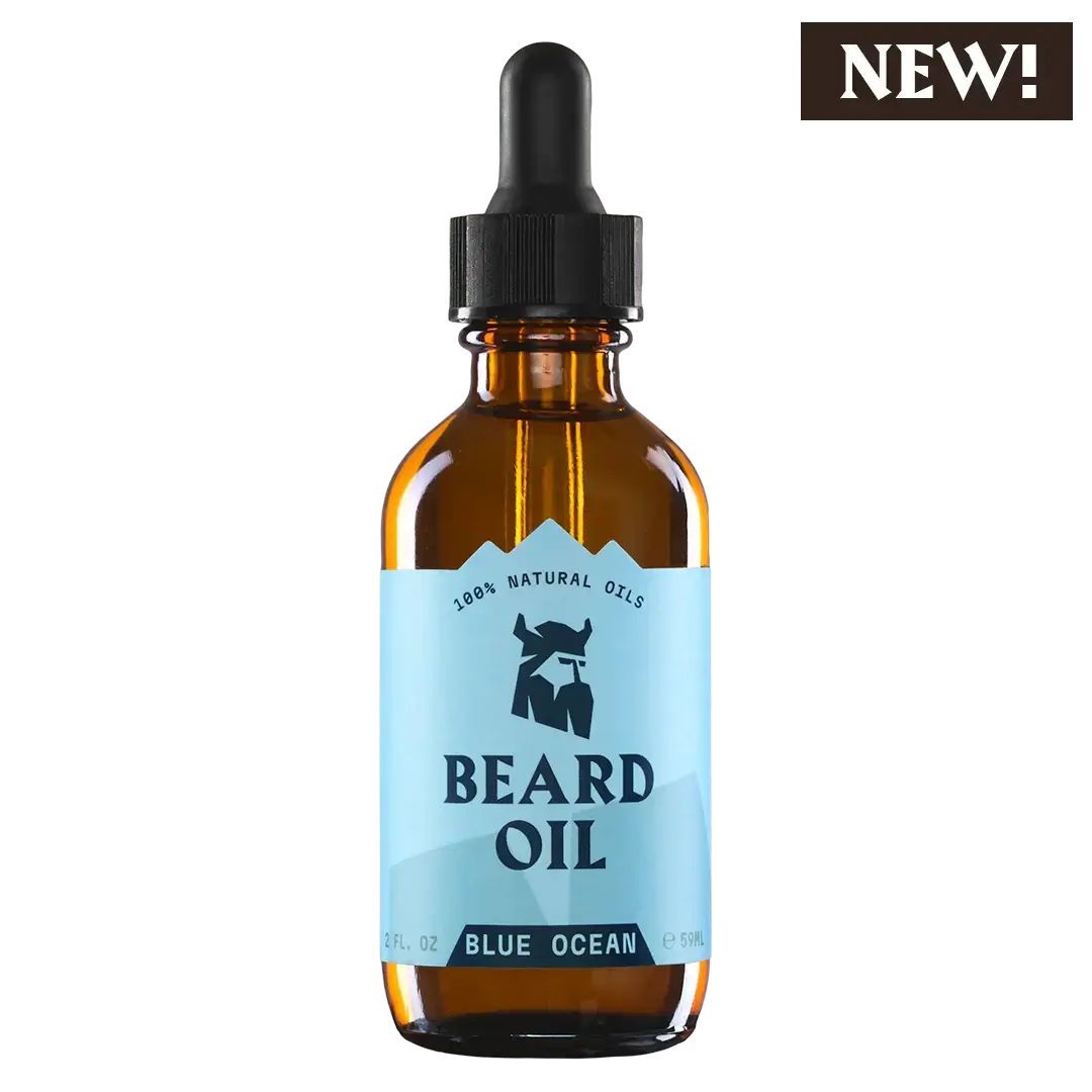 Flacon en verre brun avec pipette. Étiquette avec texte: BEARD OIL, BLUE OCEAN. Inscription: 100% NATURAL OILS. Avec étiquette "NEW!".