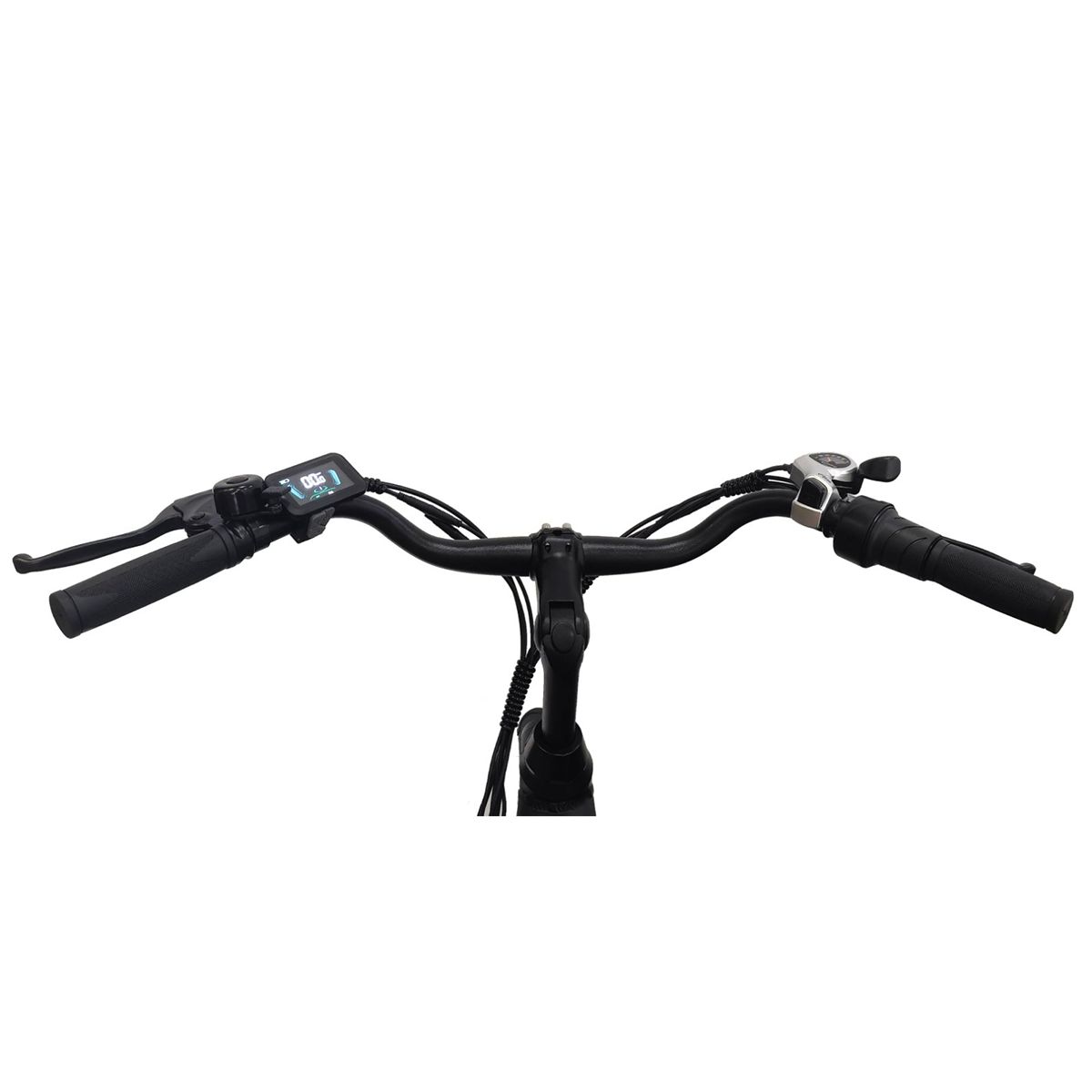 Guidon noir d'un vélo électrique. Écran intégré, leviers de frein et commandes. Câbles visibles.