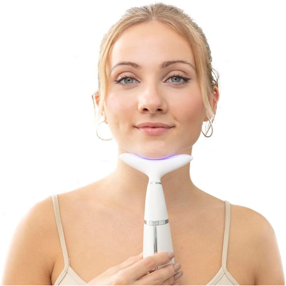 Femme tenant un appareil blanc au cou. L'appareil a une tête incurvée avec de la lumière.