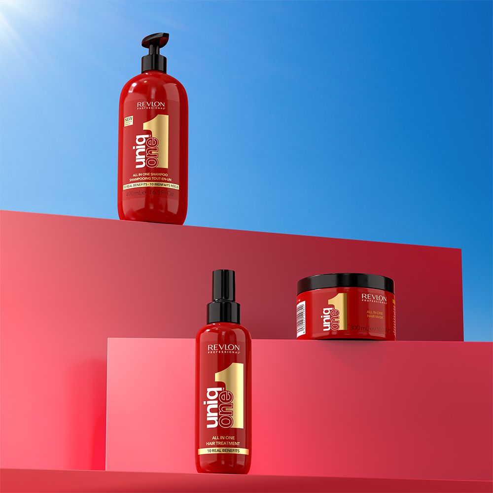 Trois produits Revlon Uniq One sur des socles rouges. Flacons et pots rouges.