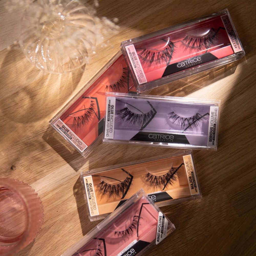 Meerdere verpakkingen valse wimpers in verschillende kleuren. Merk Catrice, verschillende volumes.