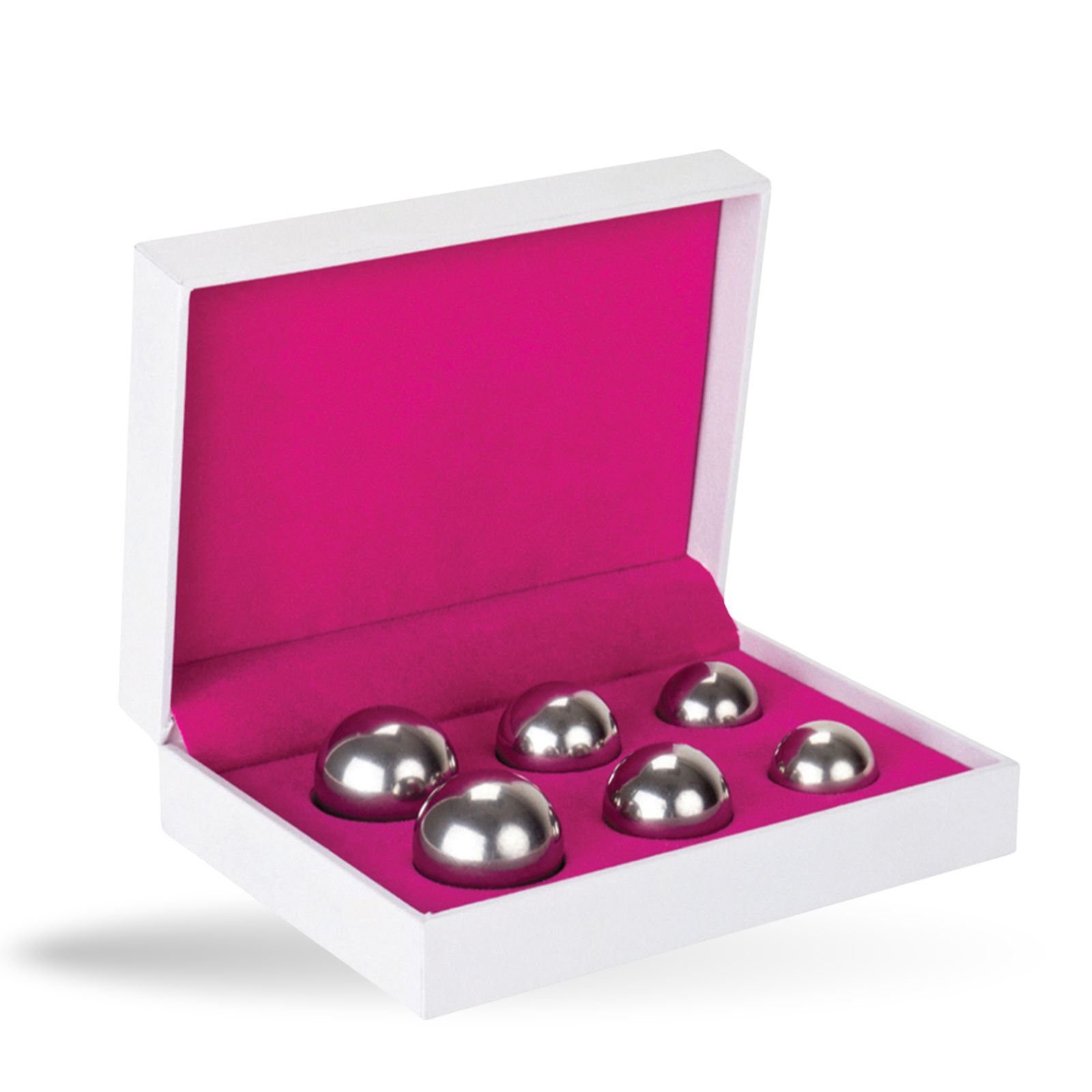 Zes metalen ballen in een witte doos met roze binnenkant. De ballen zijn glanzend en rond.