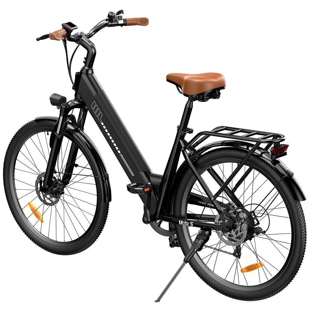 Vélo électrique noir avec selle marron. Porte-bagages arrière. Feu arrière. Pneus sculptés.