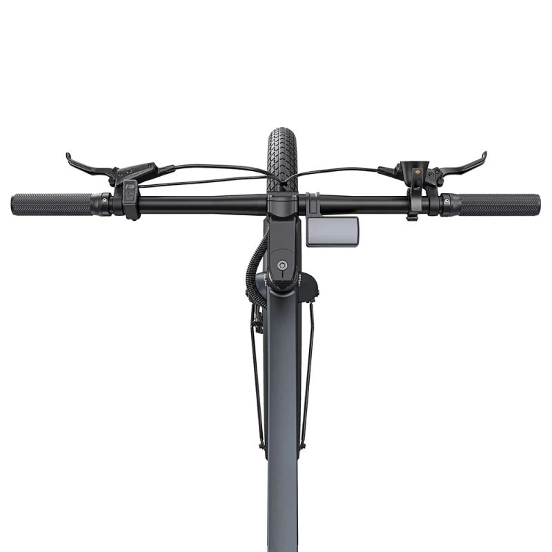 Bovenaanzicht van het stuur van een e-bike. Zwarte handvatten, remhendels, koplampen en banden.