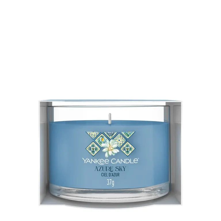 Bougie bleu clair dans verre, dans emballage. Inscription: Yankee Candle Azure Sky, 37g.