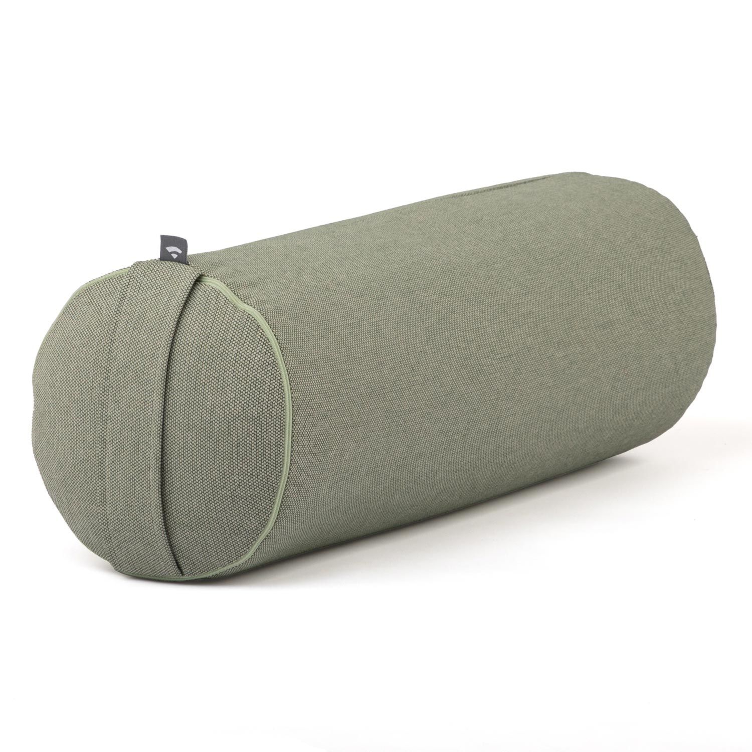Cilindervormige yogabolster van groene stof. Afgeronde uiteinden, naaddetails. Klein logo.