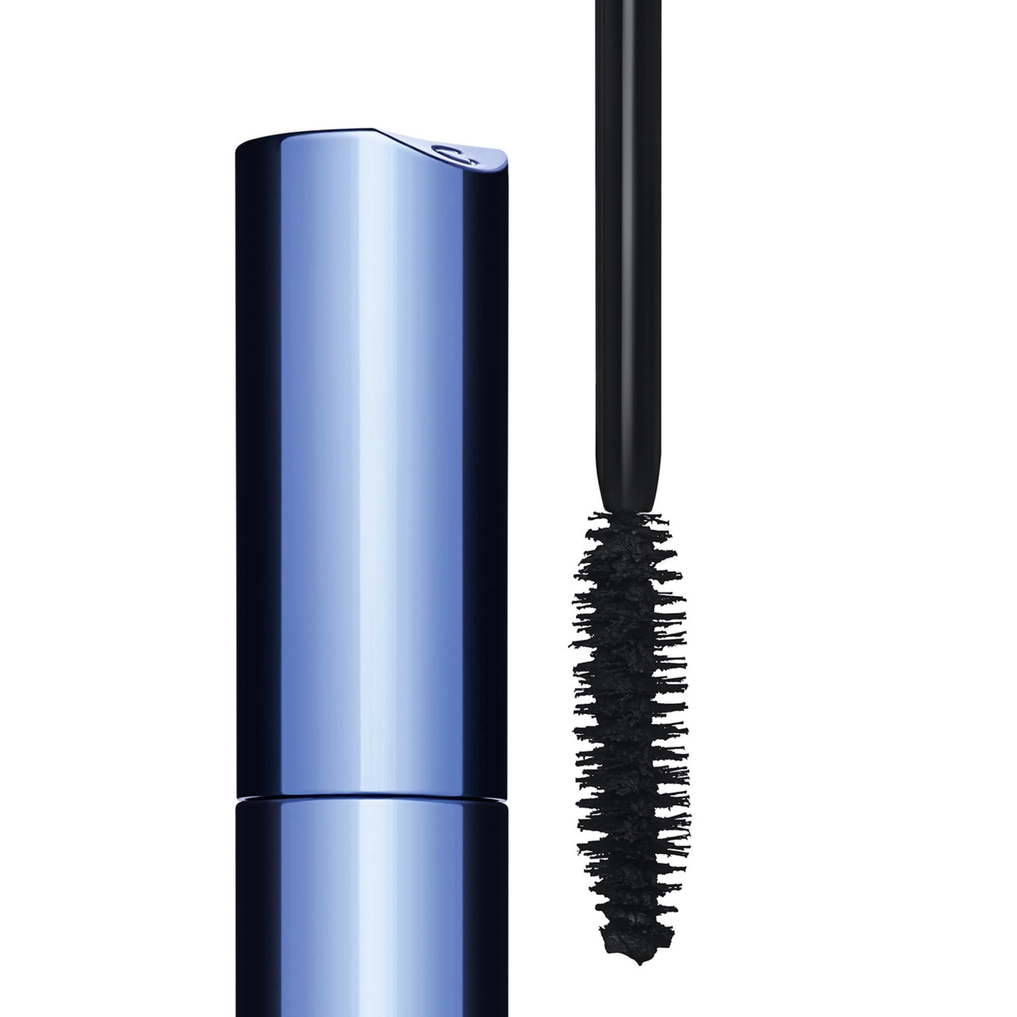 Clarins Wonder Perfect 4D Mascara WP 01. Tube de mascara bleu avec brosse noire. Brosse et applicateur visibles.