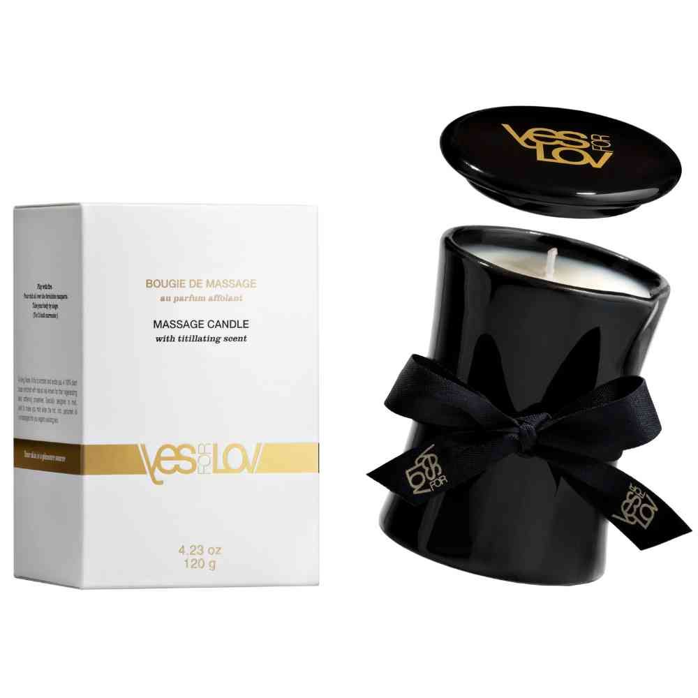 Bougie noire avec couvercle et ruban. Emballage blanc avec texte et logo.