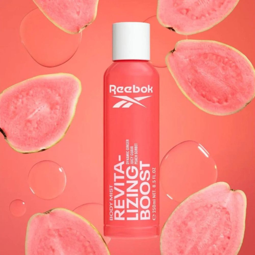 Flacon de brume corporelle Reebok rose. Texte: Revitalizing Boost, Body Mist. Entouré de moitiés de goyaves et de gouttes.