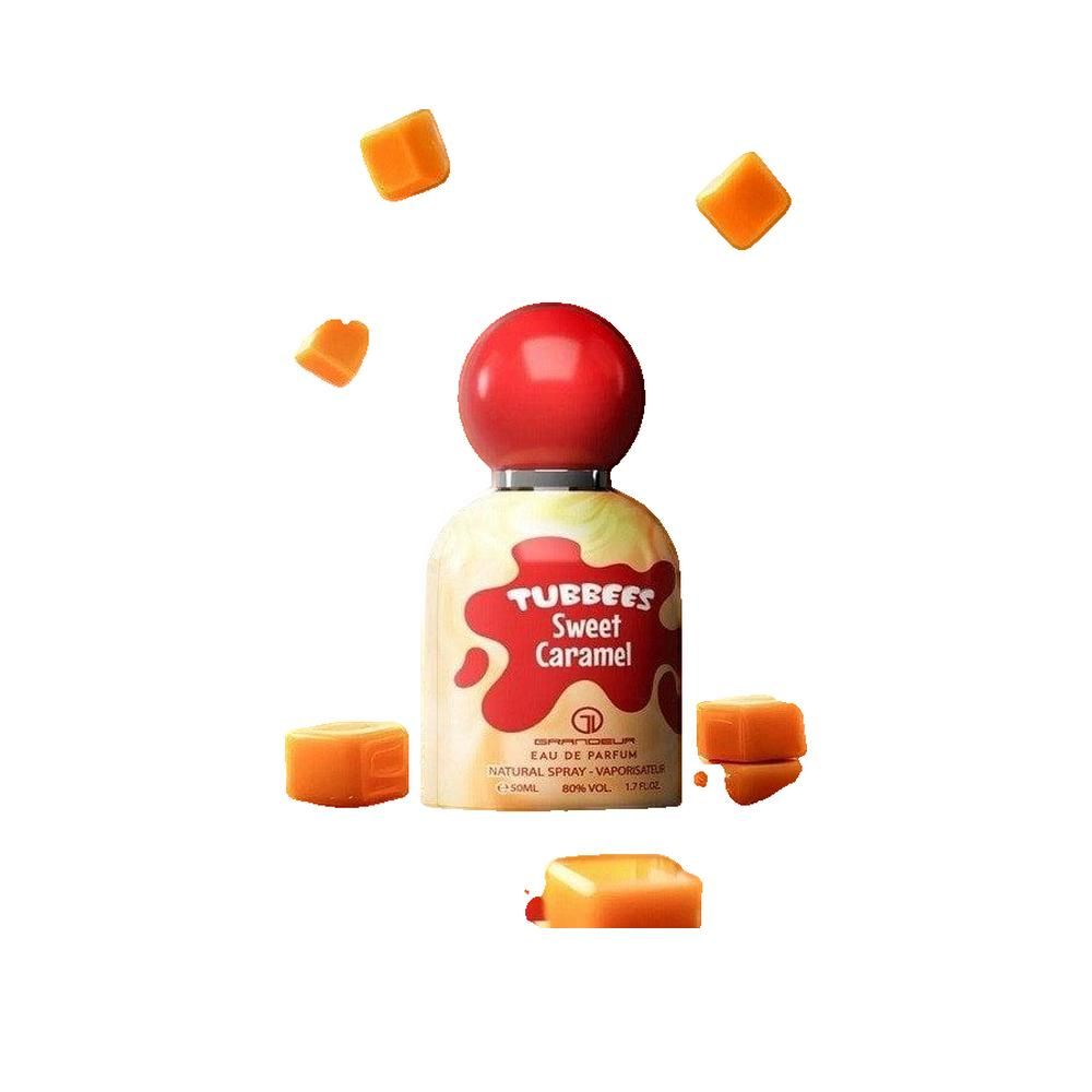 Parfumfles met rode dop en tekst. Opschrift: TUBBEES Sweet Caramel. Omringd door karamelblokjes.
