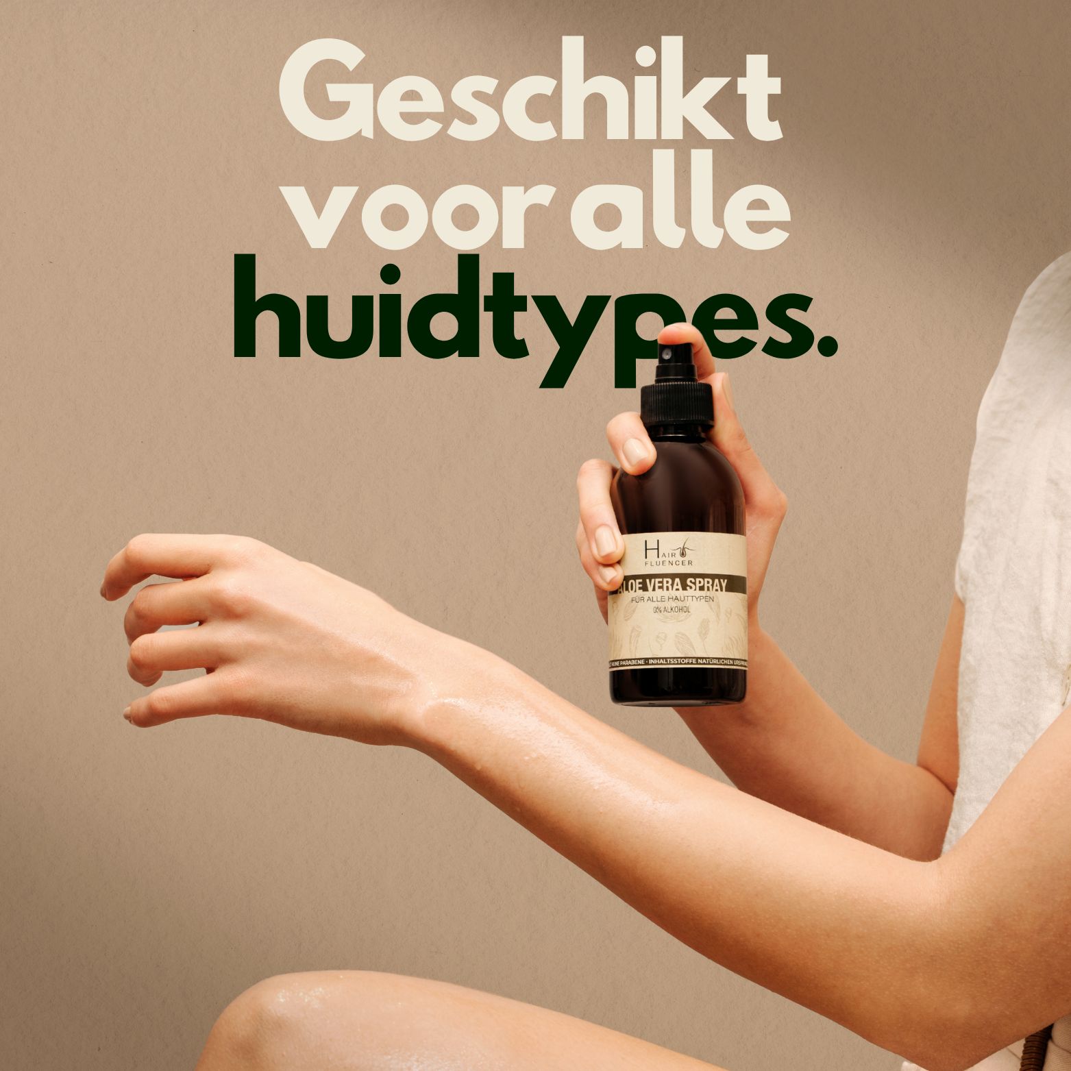 Hand spuit Hairfluencer Aloe Vera Spray op de huid. Tekst: "Geschikt voor alle huidtypes."