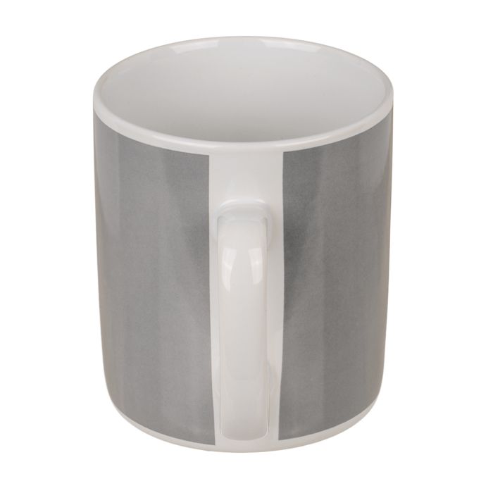 Grijze beker met wit handvat. Binnenkant wit. Cilindrische vorm.
