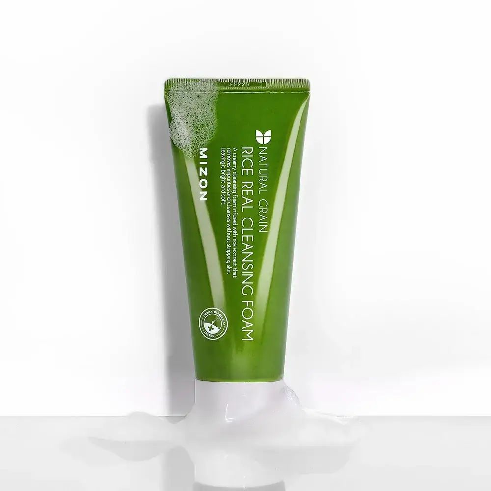 Groene tube met witte dop en schuim. Opschrift: MIZON, Rice Real Cleansing Foam. Logo en tekst: Natural Grain.