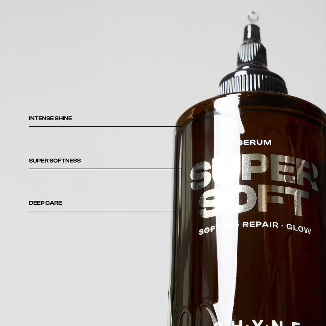 Flacon marron avec bouchon noir. Inscription : SERUM SUPER SOFT. Texte : INTENSE SHINE, SUPER SOFTNESS, DEEP CARE.