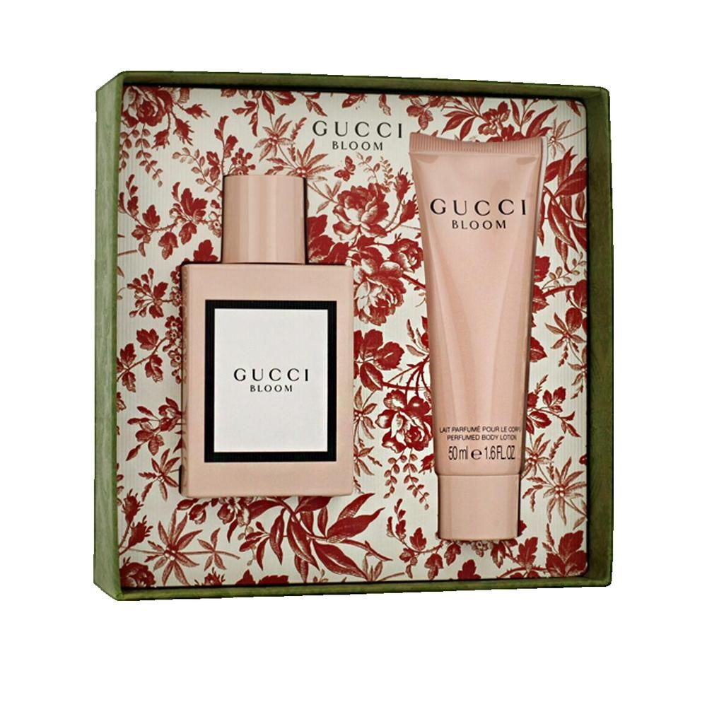 Gucci Bloom cadeau set. Roze fles en lotion. Wit etiket met tekst. Verpakking met bloemenprint.