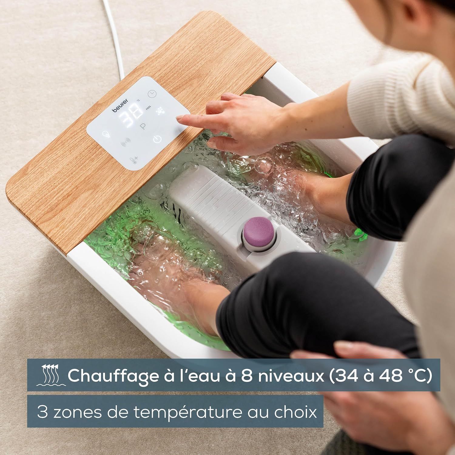 Bain de pieds effervescent avec pieds dans l'eau, panneau de commande et accents en bois.