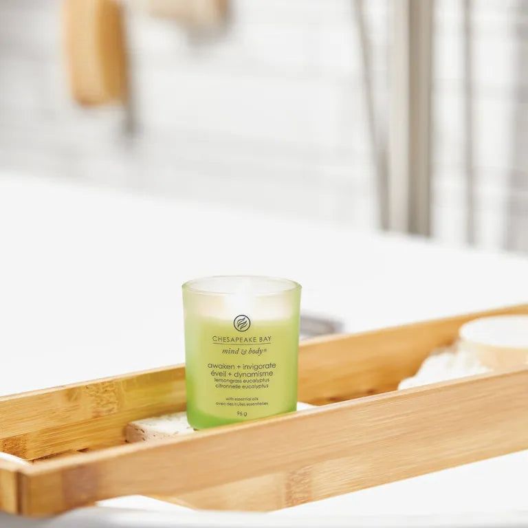 Bougie verte en verre sur plateau bambou. Inscription: Chesapeake Bay mind & body, awaken + invigorate, 96 g.