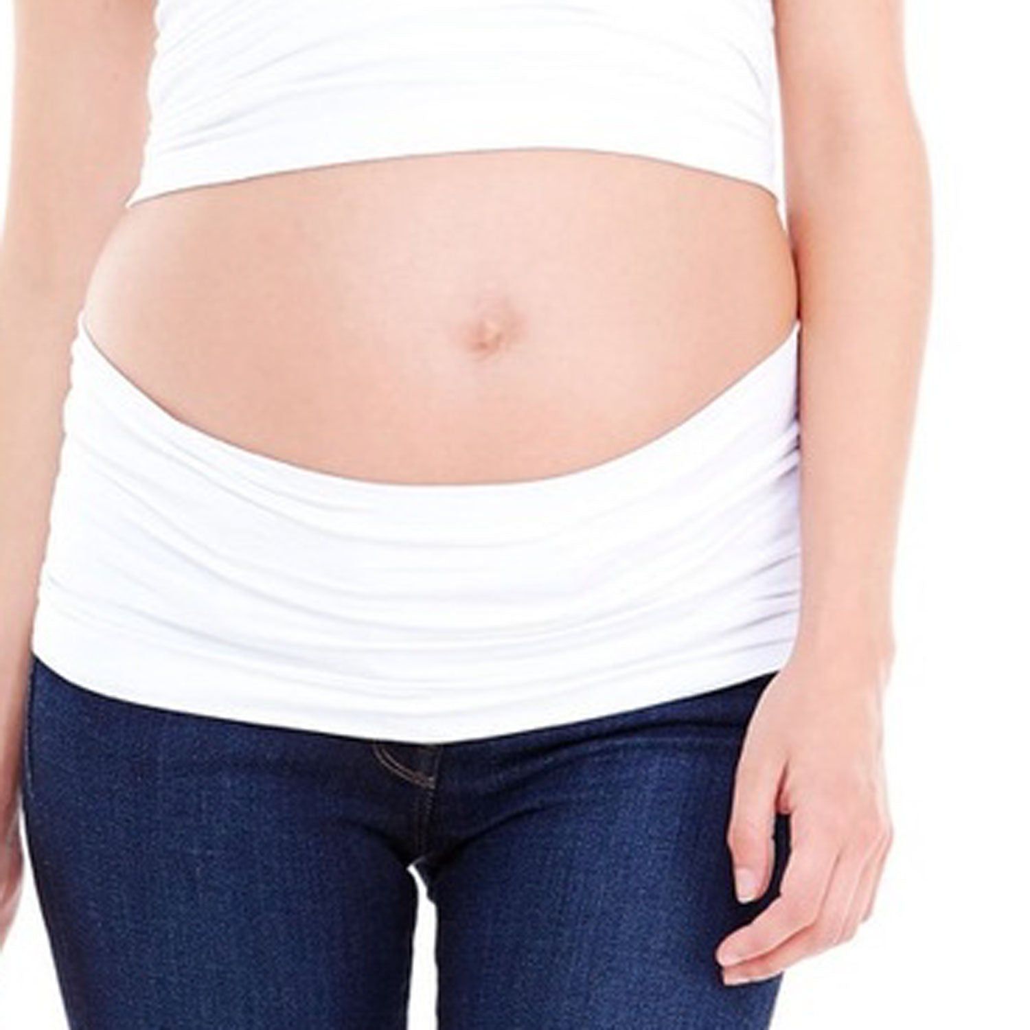 Bande de grossesse blanche en tencel portée autour du ventre d'une femme enceinte. La femme porte un jean et un haut blanc.