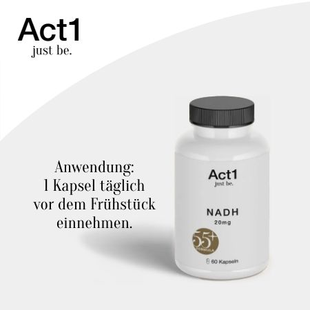 Wit pillenflesje met zwarte dop. Opschrift: Act1, NADH 20mg, 55+ formule, 60 capsules. Tekst: Gebruik: 1 capsule per dag voor het ontbijt.