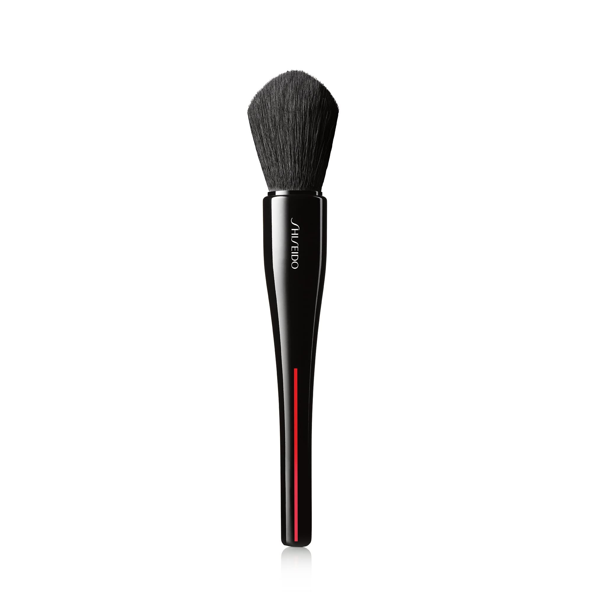 Pinceau noir avec tête en poils noirs et manche noir avec rayure rouge. Logo SHISEIDO sur le manche.