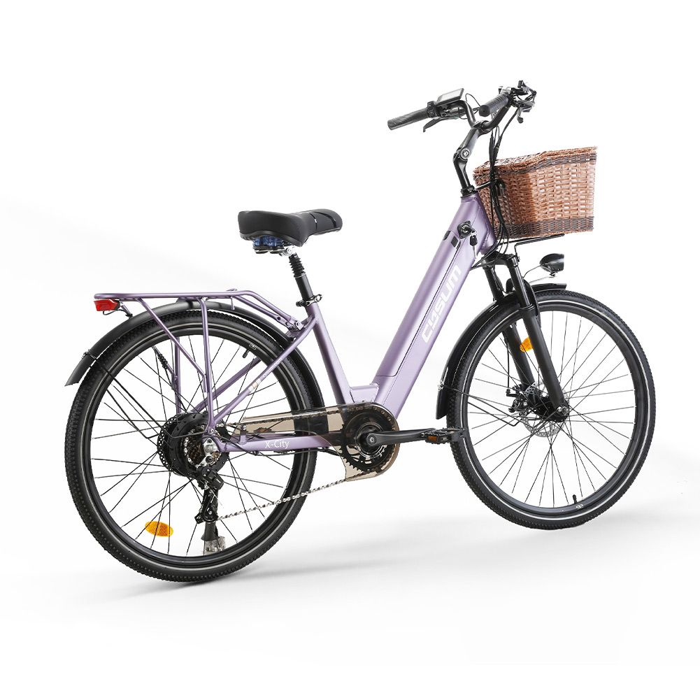 Lila elektrische fiets met mand. Zwarte banden, zadel en stuur. Merk CYSUM.