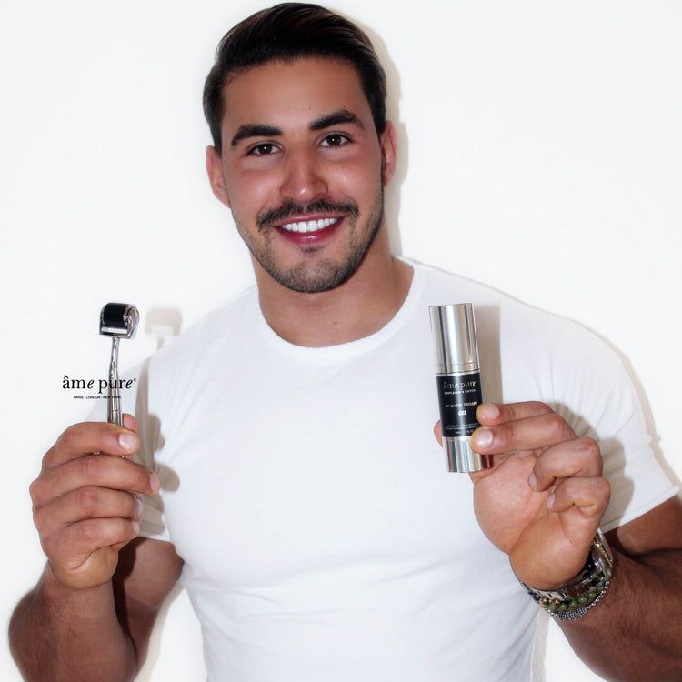 Man die een microneedling roller en gel vasthoudt.