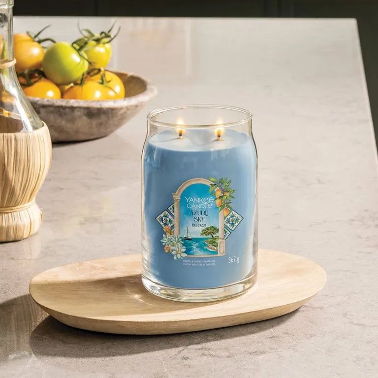 Blauwe Yankee Candle Azur Sky Signature Grand Pot op houten dienblad. Twee lonten. Opschrift op etiket.