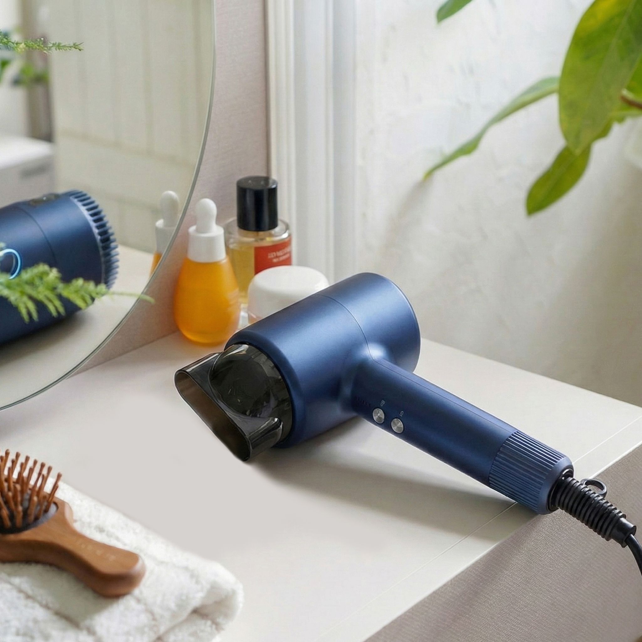 Blauwe haardroger op een plank naast cosmetica en een handdoek. Concentratormondstuk bevestigd.