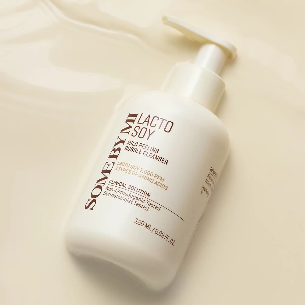 Flacon SOMEBYMI Lactosoy Mild Bubble Cleanser. Flacon blanc avec pompe. Nom du produit et texte visibles.