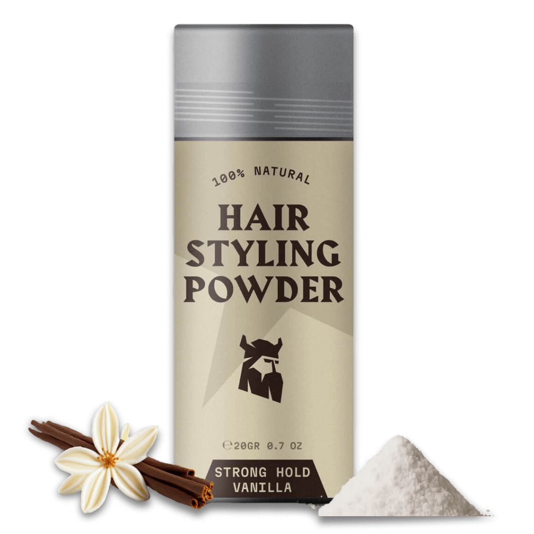 Haarstyling poederbus met zilveren deksel. Tekst: 100% Natural, Hair Styling Powder, Strong Hold Vanilla. Daarnaast: vanillebloem, kaneelstokjes, poederhoop.