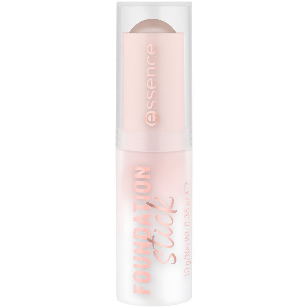 Stick de fond de teint Essence. Emballage rose et blanc avec nom et logo du produit. Boîtier transparent avec produit crème.