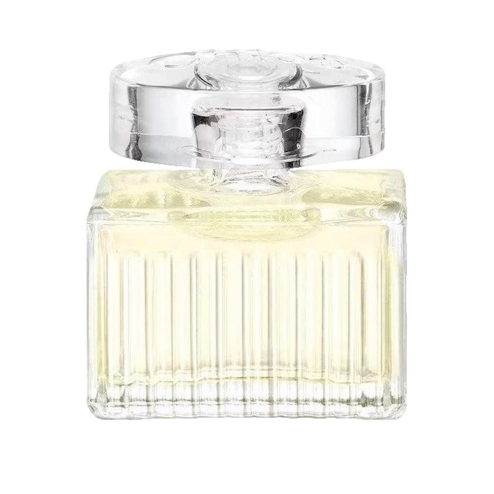 Vierkante glazen fles met geribbelde voorkant. Transparante dop. Lichtgele vloeistof.