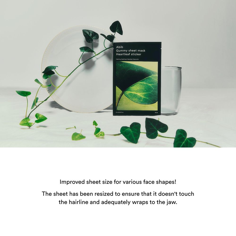 Productverpakking met bladmotief en tekst: ABIB Gummy Sheet Mask Heartleaf sticker. Decoratie met planten en glas.