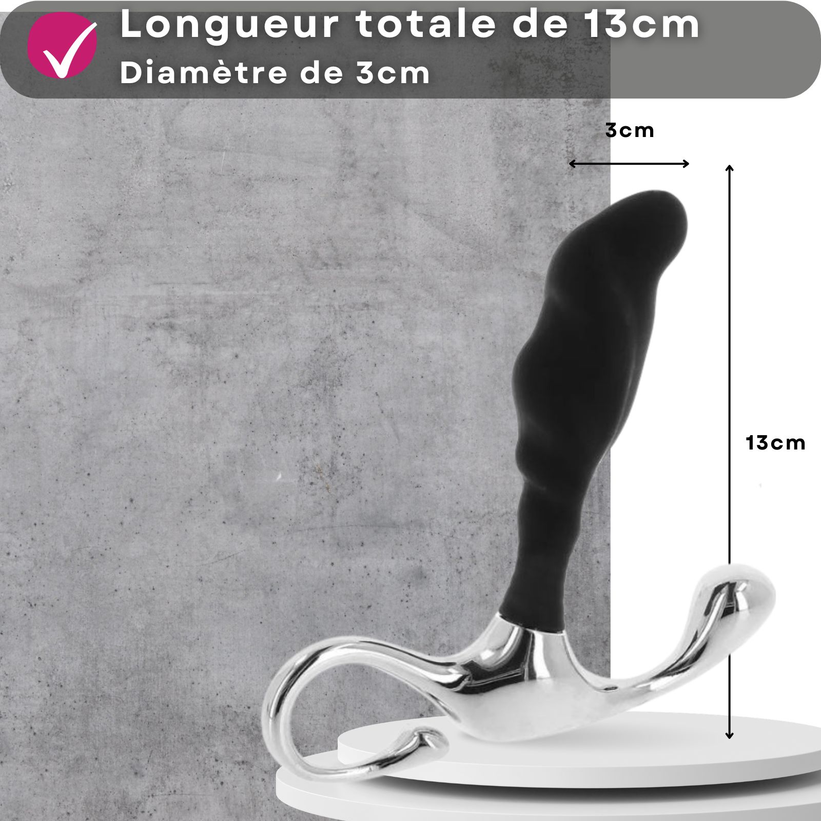 Stimulateur noir ergonomique avec manche argenté. Longueur totale 13cm, diamètre 3cm.