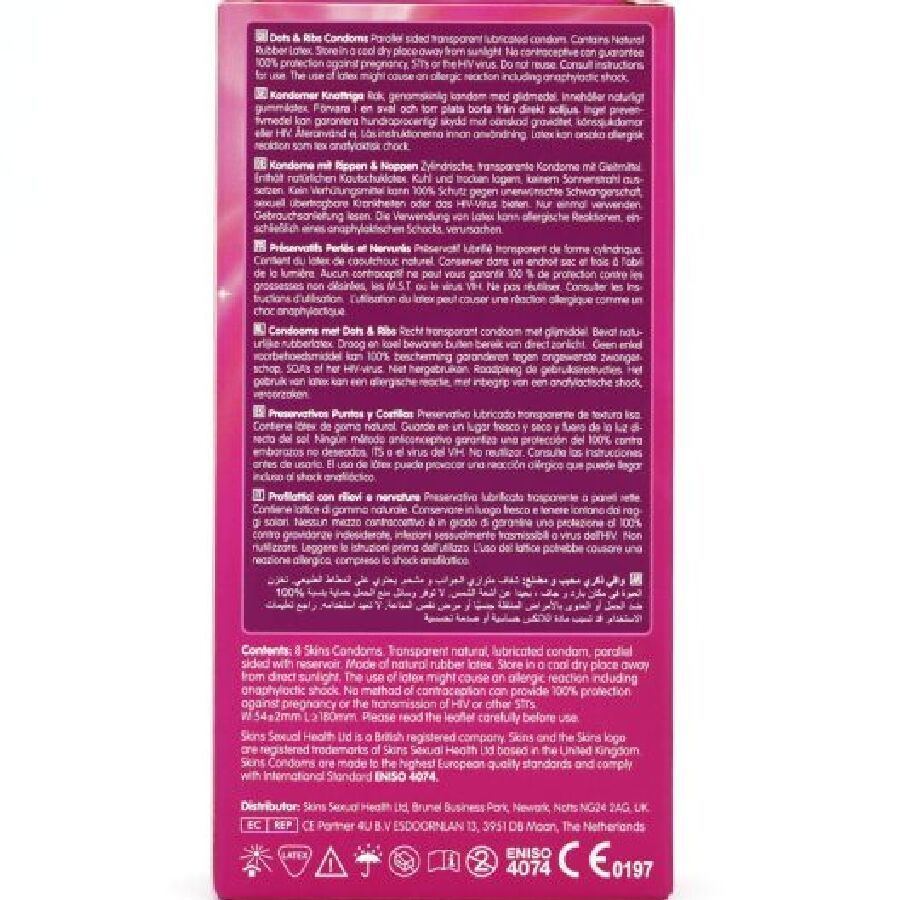 Achterkant van de roze SKINS Dots & Ribs condoomverpakking. Tekst in meerdere talen, waaronder Nederlands en Engels.