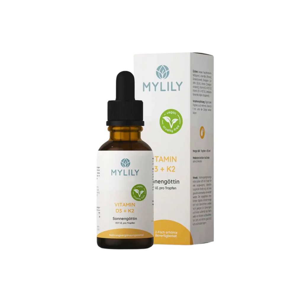 Bruine glazen fles met druppelaar en witte verpakking. Opschrift: MYLILY Vitamine D3 + K2. Veganistisch zegel.