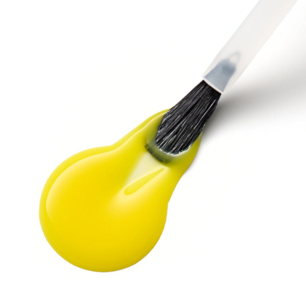 Gele nagellak aangebracht met een borstel. Zwarte haren, witte steel. Op witte achtergrond.